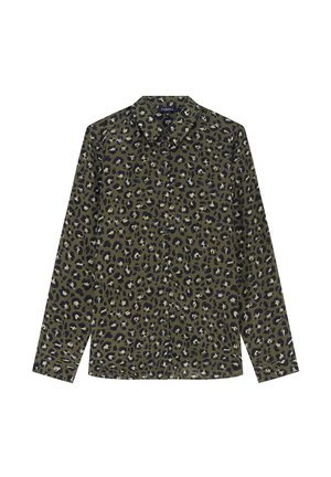 Chemise à imprimé léopard en vert olive, avec des manches longues, un col classique, des boutons sur le devant et des taches animales noires et blanches contrastantes.
