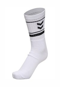 Weißer Sportsocke mit gerippter Textur, ausgestattet mit zwei schwarzen Streifen und einem schwarzen Chevron-Design nahe der Oberseite.