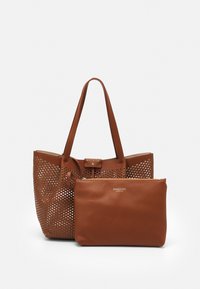 Brun læder tote bag med diamantformede udskæringer og en matchende lynlåspose foran, begge med gyldne brandlogoer.