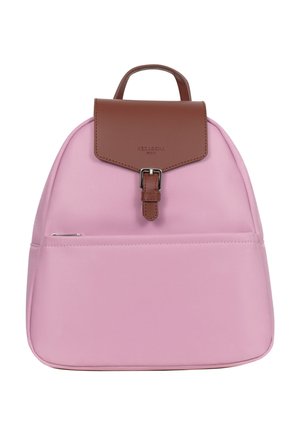Kleine roze rugzak met een bruin leren klep en gesp, een voorvak met rits en een bovenhandvat.