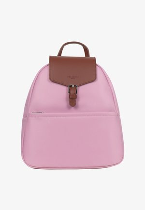 Petit sac à dos rose avec un rabat en cuir marron et une boucle, une poche avant zippée et une poignée supérieure.