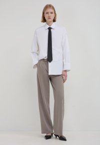 Calliope AVEC COUTURES - Camicia - blanc