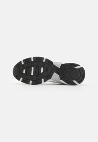 Champion RUN 00 LOW CUT SHOE UNISEX - Treenikenkä - white/black