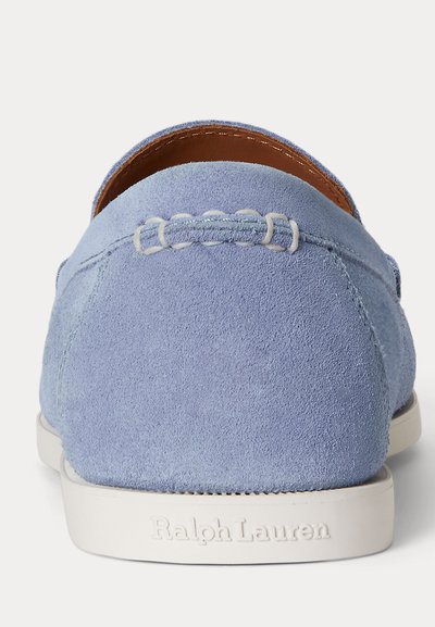 Απαλό γαλάζιο σουέτ παπούτσι τύπου loafer με λευκή λαστιχένια σόλα, λευκή ραφή στο τακούνι και το σήμα "Ralph Lauren" ανάγλυφο στο πίσω μέρος της σόλας.