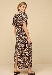Next TWIST WAIST SHORT SLEEVE - REGULAR FIT - Denní šaty - leopard animal print