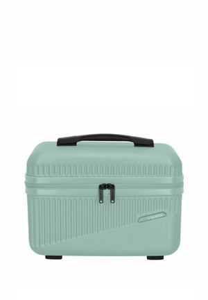 Valise rigide vert menthe clair avec une texture verticale et diagonale, fermetures éclair noires et une poignée supérieure noire. Présente une forme rectangulaire robuste.