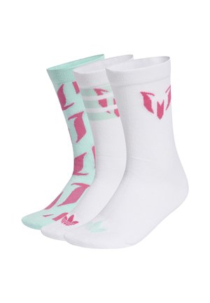 Trois paires de chaussettes crew, deux blanches avec des logos roses et une bleue claire avec de grands motifs roses, disposées côte à côte.