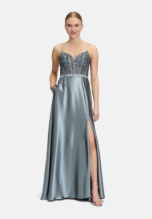 Silber satin aftenkjole med en perlebesat barm, gennemsigtige stropper, en buet halsudskæring og en slids op til låret. Har sidelommer.