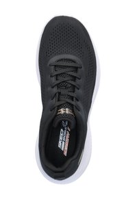 Zapatilla deportiva negra con parte superior de malla y diseño perforado. Presenta una plantilla acolchada, cordones negros texturizados y suela blanca.