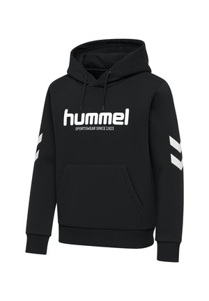 Zwarte hoodie met een voorzak, wit "hummel" logo en drie witte chevronstrepen op elke mouw. Gemaakt van een zachte, textuurstof.