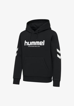 Sort hættetrøje med frontlomme, hvid "hummel" logo og tre hvide chevronstriber på hver ærme. Lavet af et blødt, tekstureret stof.