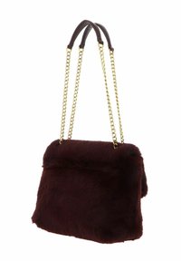 Bordeauxrode schoudertas van nepbont met een gouden kettingriem en leren accenten. Rechthoekige vorm met een zachte textuur en klepsluiting.