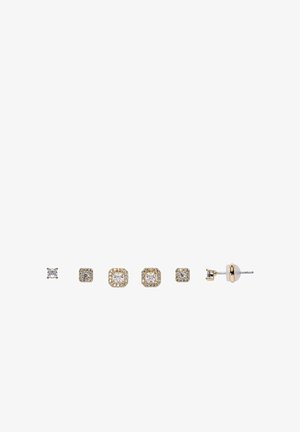 Six clous d'oreilles en or et diamants de différentes formes carrées, alignés en rangée présentant des vues avant et latérales.