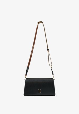 Borsa a spalla nera in pelle con forma rettangolare, ferramenta dorata e tracolla marrone staccabile con logo. Texture liscia.