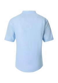 Lichtblauw kort mouwenshirt gemaakt van gestructureerde stof. Heeft een traditionele kraag en een gebogen zoom aan de onderkant.