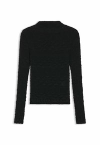 Schwarzer Pullover mit langen Ärmeln, strukturiertem Stoff mit geometrischem Muster und hohem Kragen. Mit einem dezenten Rüschendetail am Saum abgeschlossen.