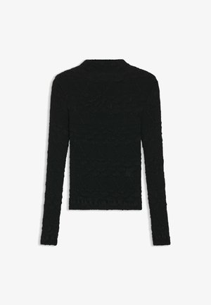 Schwarzer Pullover mit langen Ärmeln, strukturiertem Stoff mit geometrischem Muster und hohem Kragen. Mit einem dezenten Rüschendetail am Saum abgeschlossen.