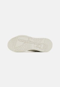 Champion POINT LOW TECH - Zapatillas de baloncesto - offwhite/taupe