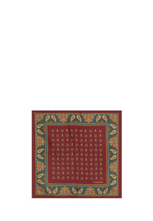 Pañuelo cuadrado con centro rojo que presenta un patrón de calaveras verdes y motivos circulares, bordeado por diseños paisley en azul y naranja.