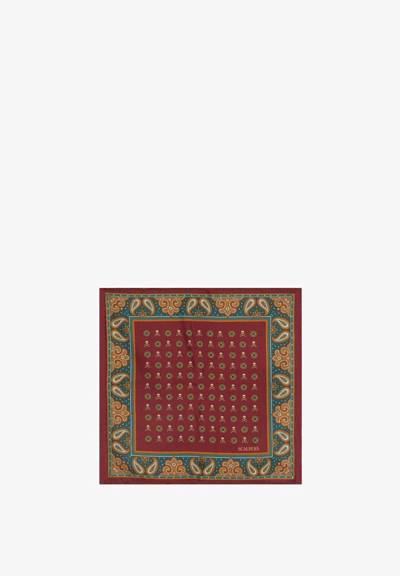 Pañuelo cuadrado con centro rojo que presenta un patrón de calaveras verdes y motivos circulares, bordeado por diseños paisley en azul y naranja.
