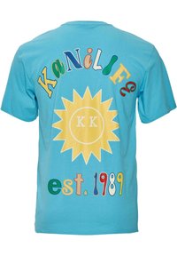 Tamsiai mėlyno medvilninio marškinėlių su dideliu geltonu saulės piešiniu. Ryškiomis raidėmis išrašyta "Kaanilife" ir "est. 1989" įvairiais šriftų stiliais.