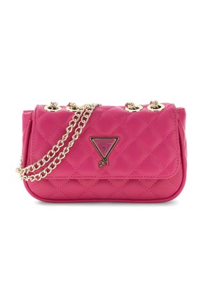 Roze gewatteerde leren schoudertas met gouden kettingriem en driehoekig Guess-logo op de voorklep.