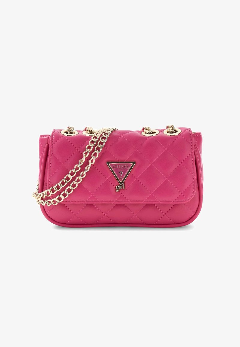 Bolso bandolera de cuero acolchado rosa con cadena dorada y logo triangular de Guess en la solapa frontal.