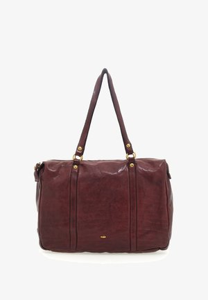 Borsa tote in pelle marrone con finiture dorate, due manici superiori e una leggera texture. Presenta una cucitura centrale e un piccolo emblema di pesce sulla parte frontale.