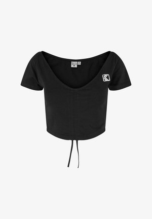 T-shirt nera corta con maniche corte, scollatura profonda a V, coulisse all'orlo e logo ricamato bianco sul lato sinistro.