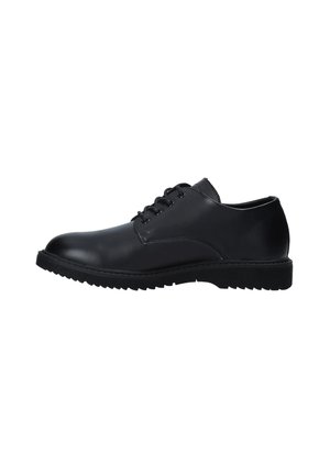 Scarpe in pelle nera con punta arrotondata, dotate di sei occhielli per i lacci, suola in gomma testurizzata e finitura liscia.