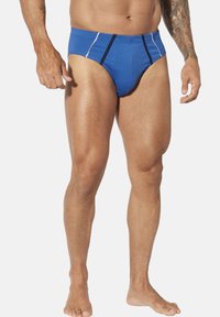 Blaue Herren-Schwimmbrieftaschen mit weißen und schwarzen Akzentlinien, aus elastischem Material gefertigt, mit einer taillierten Passform und elastischem Bund.