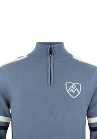 Pull-over tricoté bleu avec une fermeture éclair frontale à moitié, col côtelé, logo brodé sur la poitrine et bandes contrastantes blanches et bleu marine sur les manches.