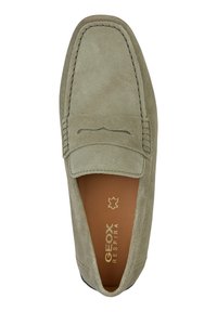 Mocasines verdes de ante con diseño de mocasín, que presentan costuras decorativas, una banda superior y una plantilla de cuero marrón con marca.