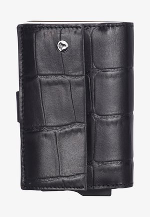 Čierna kožená peňaženka s textúrovaným dizajnom v hadom vzore. Obsahuje zatváranie na patent a malý kovový logo akcent.