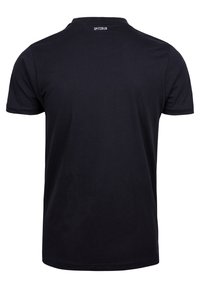 Zwarte katoenen t-shirt met korte mouwen, geribde kraag en een klein wit logo "SPITZBUB" gedrukt op het achternekkgebied.