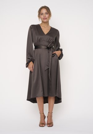 Braunes Satin-Kleid mit V-Ausschnitt, langen Ärmeln und Taillengürtel. Mit gerafften Manschetten und einem asymmetrischen Saumdesign.