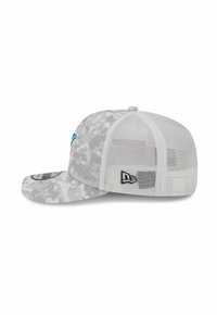 Graue Camouflage-Baseballmütze mit einem Netzrücken, flachem Schirm und besticktem Logo an der Seite. Verfügt über eine Snapback-Verstellung.