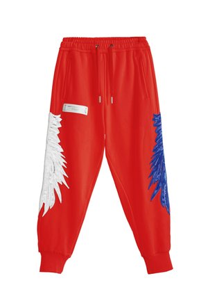 Pantalones deportivos rojos brillantes con cintura elástica, diseño de ala blanca en la pierna izquierda, diseño de ala azul en la pierna derecha y bolsillos laterales.