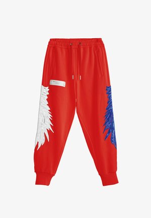 Pantalones deportivos rojos brillantes con cintura elástica, diseño de ala blanca en la pierna izquierda, diseño de ala azul en la pierna derecha y bolsillos laterales.