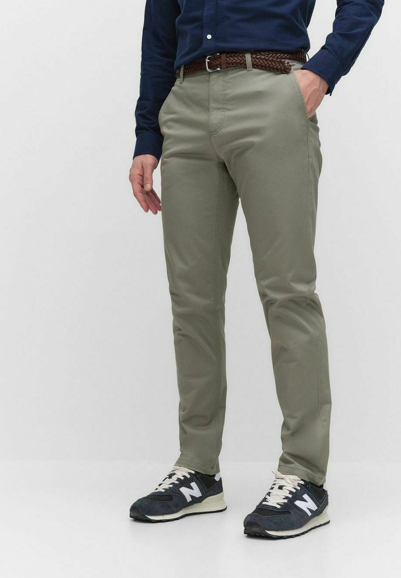 Ljus olivgröna byxor med skräddarsydd passform, med sidofickor och en slät textur. Stylar dem med mörka sneakers och en marinblå skjorta.