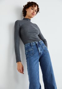 ONLY ONLJUICY LIFE WIDE POCKET - Široke nogavice - medium blue denim