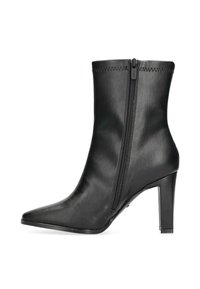 Botas de cuero negras hasta el tobillo con punta afilada y cremallera lateral, con un tacón alto delgado y costuras visibles en la parte superior.