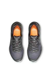Schwarze Sportschuhe mit einer strukturierten Mesh-Oberfläche, grauen Akzenten und einer leuchtend orangefarbenen Einlegesohle. Verfügt über mehrere Ösen und Schnürsenkel.