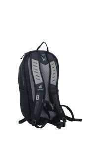 Mochila negra con diseño ergonómico, que cuenta con panel trasero de malla, correas ajustables y acentos reflectantes. Construcción ligera y funcional.