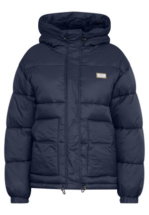 Marinblå pufferjacka med huva, med en främre dragkedja, dubbla sidofickor och en logopatch. Materialet har en slät, blank yta.