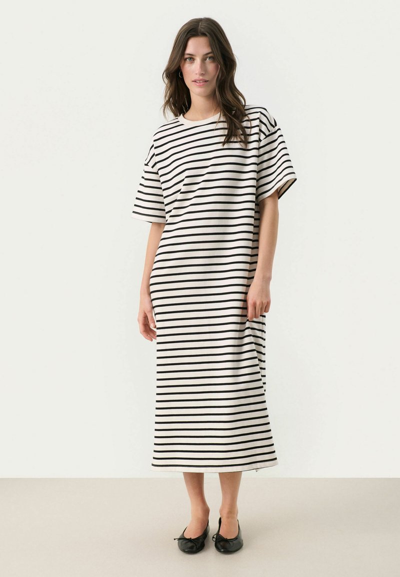 Robe maxi rayée en blanc et noir. Caractéristiques : manches courtes, coupe décontractée et silhouette droite avec une longueur arrivant mi-mollet.