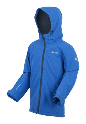 Niebieska wodoodporna kurtka z kapturem, zamkiem z przodu, regulowanymi mankietami i logo marki outdoor na piersi i rękawie, zaprojektowana dla dzieci.