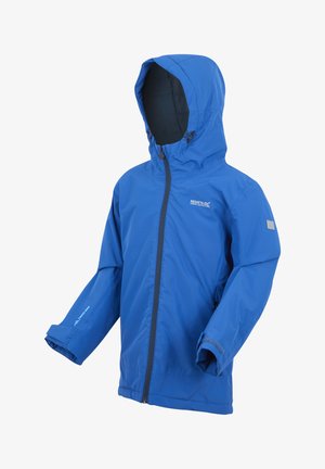 Niebieska wodoodporna kurtka z kapturem, zamkiem z przodu, regulowanymi mankietami i logo marki outdoor na piersi i rękawie, zaprojektowana dla dzieci.
