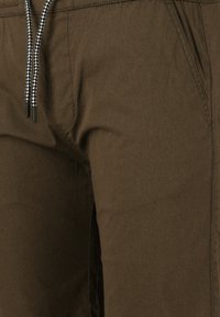 Cruz GILCHREST - Shorts - tarmac