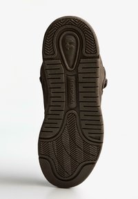 Brah snečer podplat z teksturiranim gumijastim vzorcem, ki vsebuje podrobnosti logotipa in utore za oprijem. Raven dizajn z zaobljenim nosom.